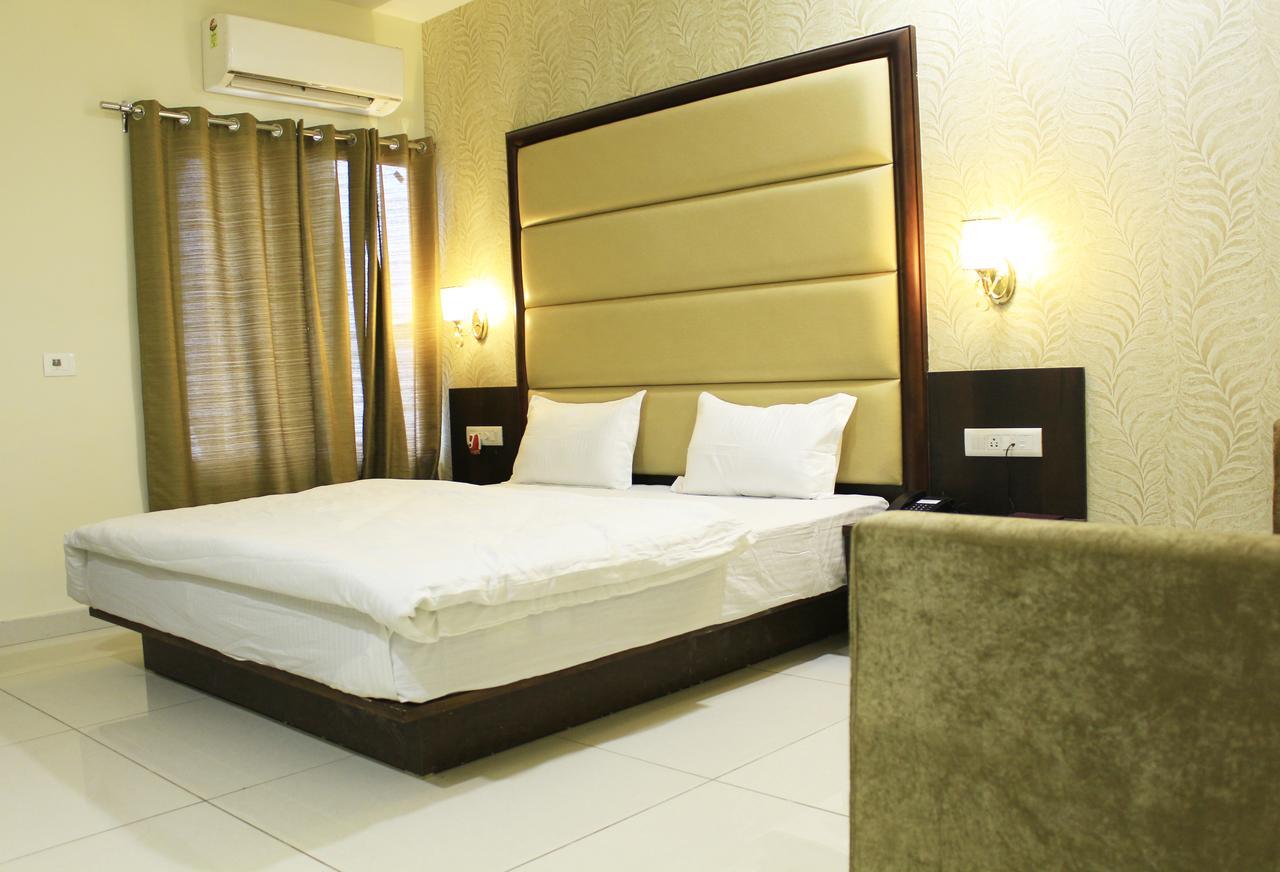 Hotel Radiant Inn Roorkee Bagian luar foto